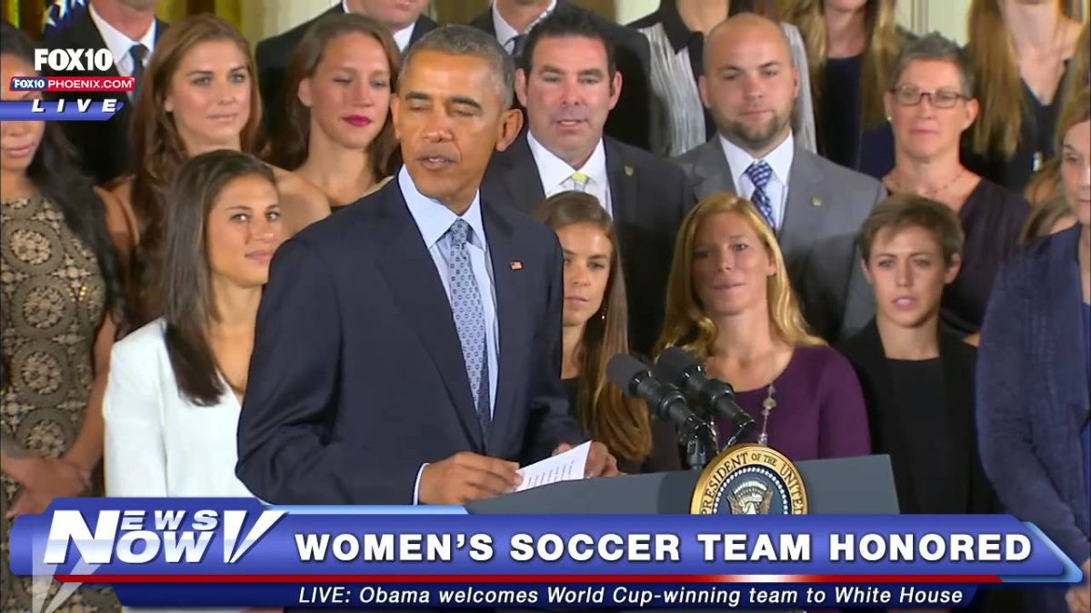 FNN: Obama da la bienvenida a la Casa Blanca al equipo campeón de fútbol femenino de EE. UU.